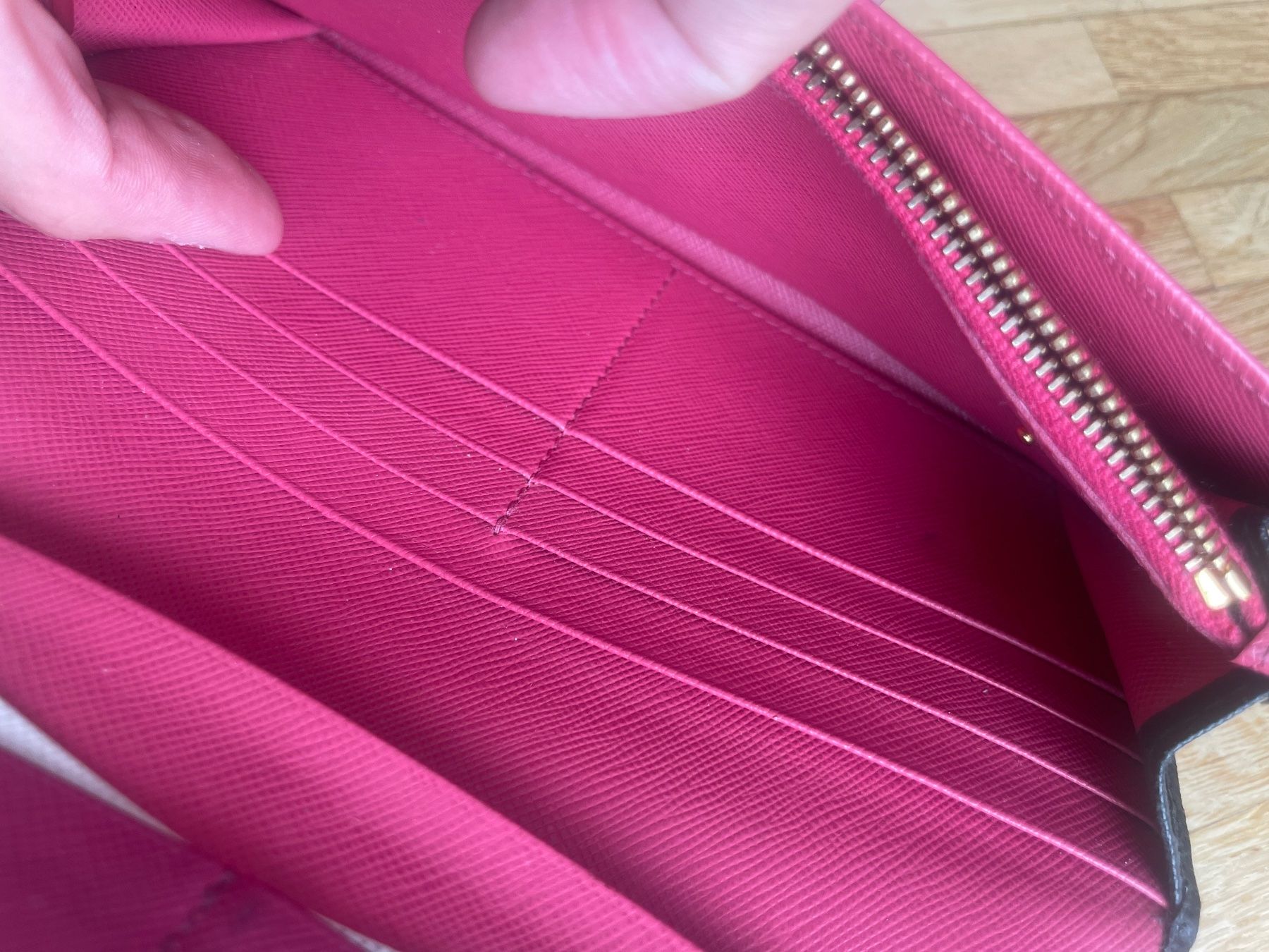 Prada Portamonete: Prada Portmonee schwarz pink – Usato da Zürich venduto da mar_y97k 9