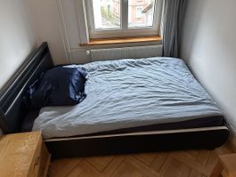 schwarzes Doppelbett mit Lattenrost/Matratze, ca 140x2