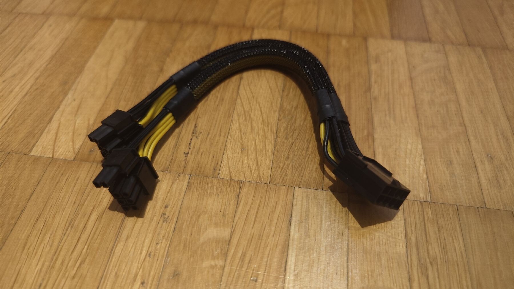 Cavi: PCIE Stromkabel Splitter 8 pin zu 2x 6+2 – Nuovo (secondo la descrizione) da Jona venduto da Kapuzinermoench 2