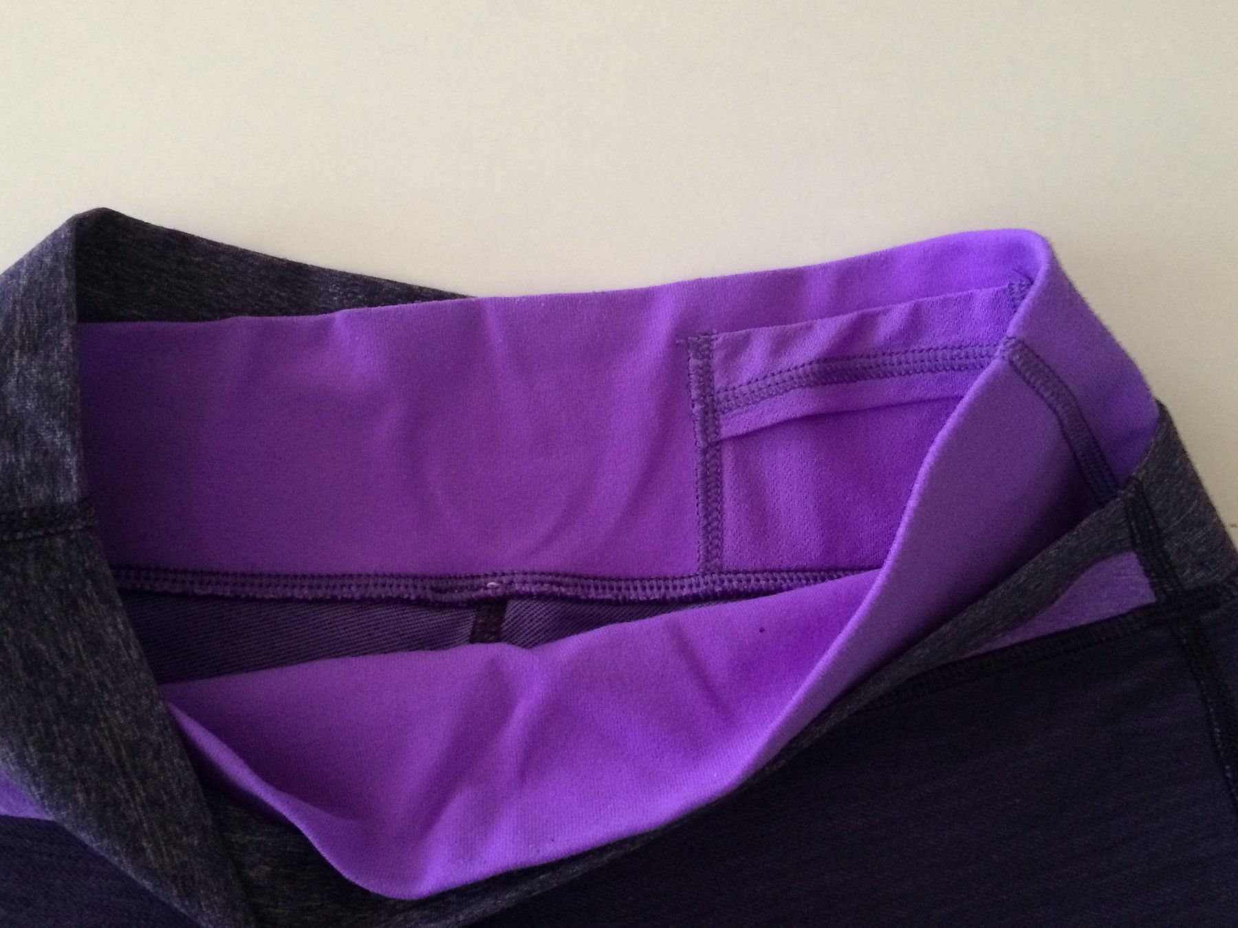 Lululemon Leggings: Leggins yoga jogging Lululemon US4 – Nuovo (secondo la descrizione) da Satigny venduto da Helene2014 2