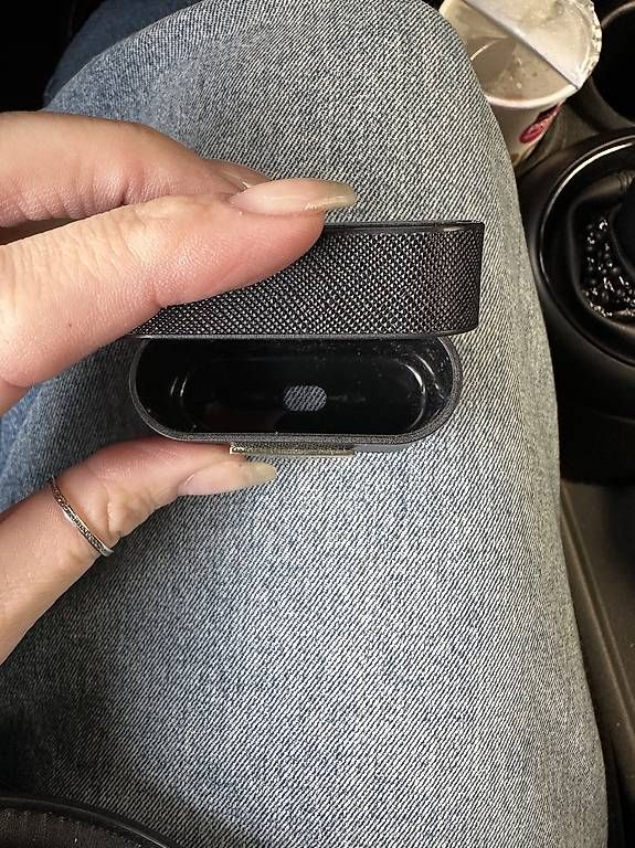 Cover & Protezioni schermo: Guess AirPods custodia rigida  – Usato da Mendrisio venduto da esthetic111 2