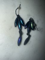 Ohrringe blau metallisch Blattmotiv moderner Stil