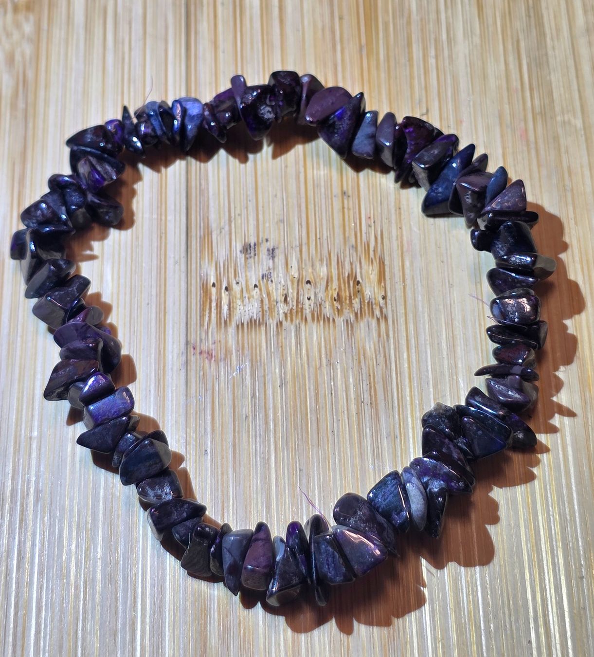 Minerali & Pietre curative: Sugilit Splitterarmband – Nuovo e nell'imballaggio originale da Matzingen venduto da Shay_Crystalz