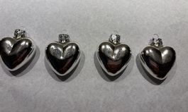Lot à 4 Stück silberfarbene Herz-Anhänger aus Glas