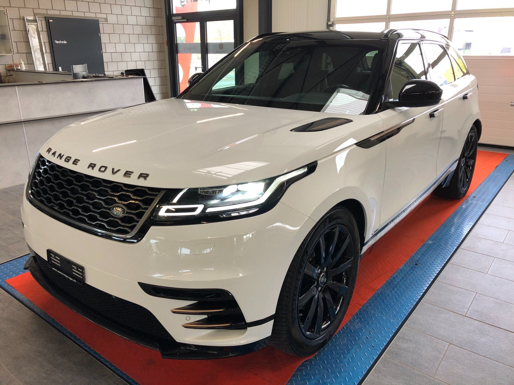Land Rover Automobili: LAND ROVER Range Rover Velar R-Dynamic D 300 S Automatic – Usato da Gampelen venduto da Steuer0
