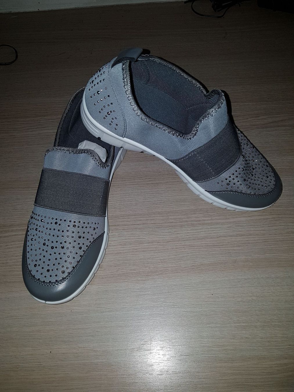 Scarpe da donna: Neue Sport und FreizeitschuheGr.40klein geschnitten eher 39 – Nuovo (secondo la descrizione) da Döttingen venduto da Verkauf
