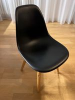 Schwarzer Design-Kinderstuhl mit Holzfüssen - Top Zustand