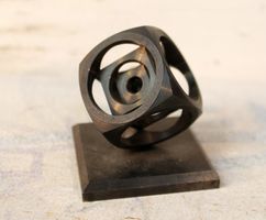 Vintage Metallskulptur „Würfel in Würfel“ – Mid Century