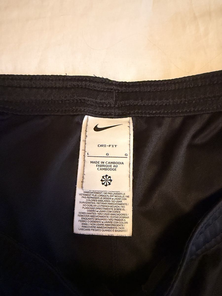 Nike Pantaloni: Short Nike unisexe  – Nuovo (secondo la descrizione) da Yverdon-les-Bains venduto da DellanegraJ 2