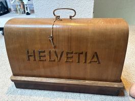 Antike Nähmaschine Helvetia mit Handkurbel