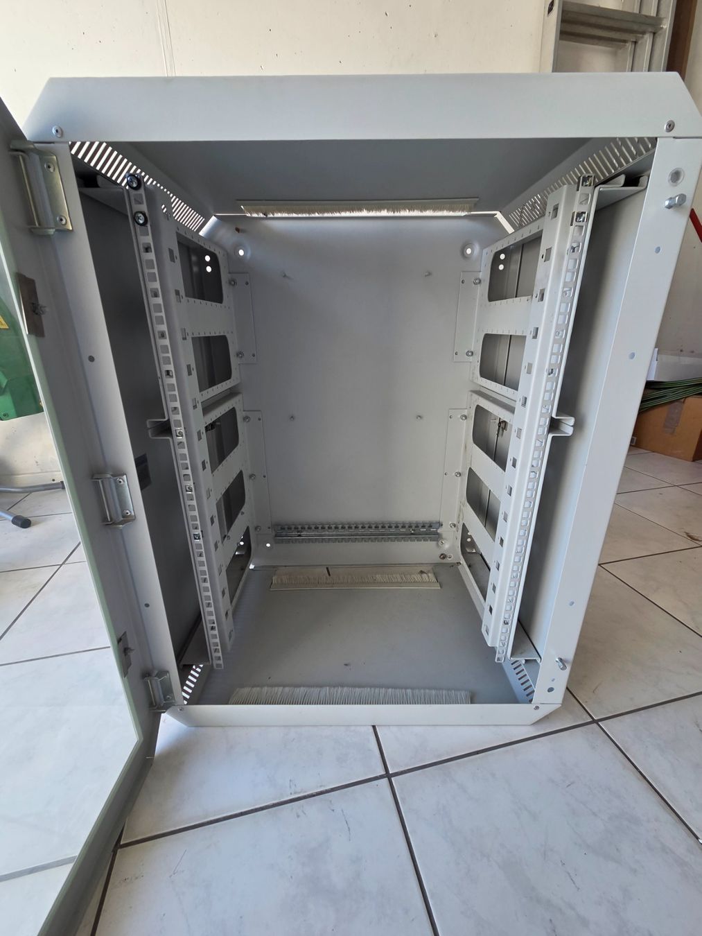 Racks & Cavalletti: 15HE - 19" Serverrack Wandmontage – Usato da Gunzgen venduto da Wahi 2