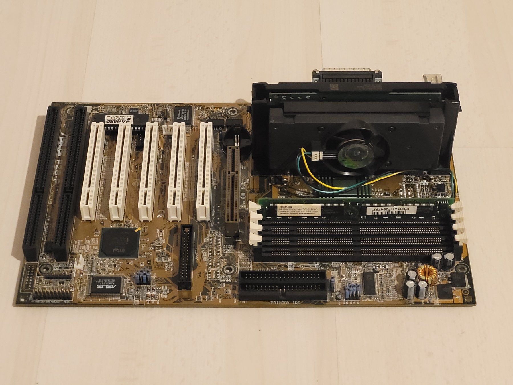 Componenti elettronici: ASUS P2B-F mit Treiber-CD – Usato da Trimbach venduto da Retrofreunde 1