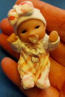 Mini-Reburn Puppenhaus Babypuppe mit Hello Kitty-Motiv