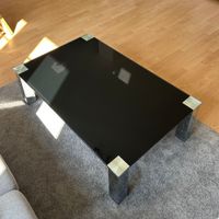 Table basse design en verre noir et chrome