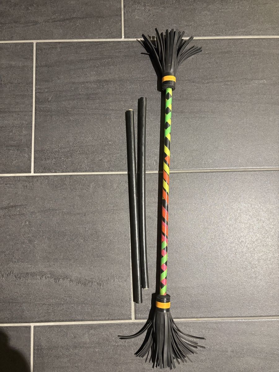 Giocattoli: Flower Stick / Devil Stick Jonglier-Set inkl. 2 Handstäben – Usato da Wimmis venduto da rimnakit