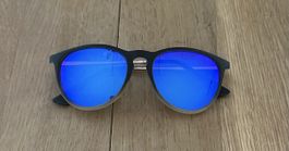 Sonnenbrille mit blau verspiegelten Gläsern
