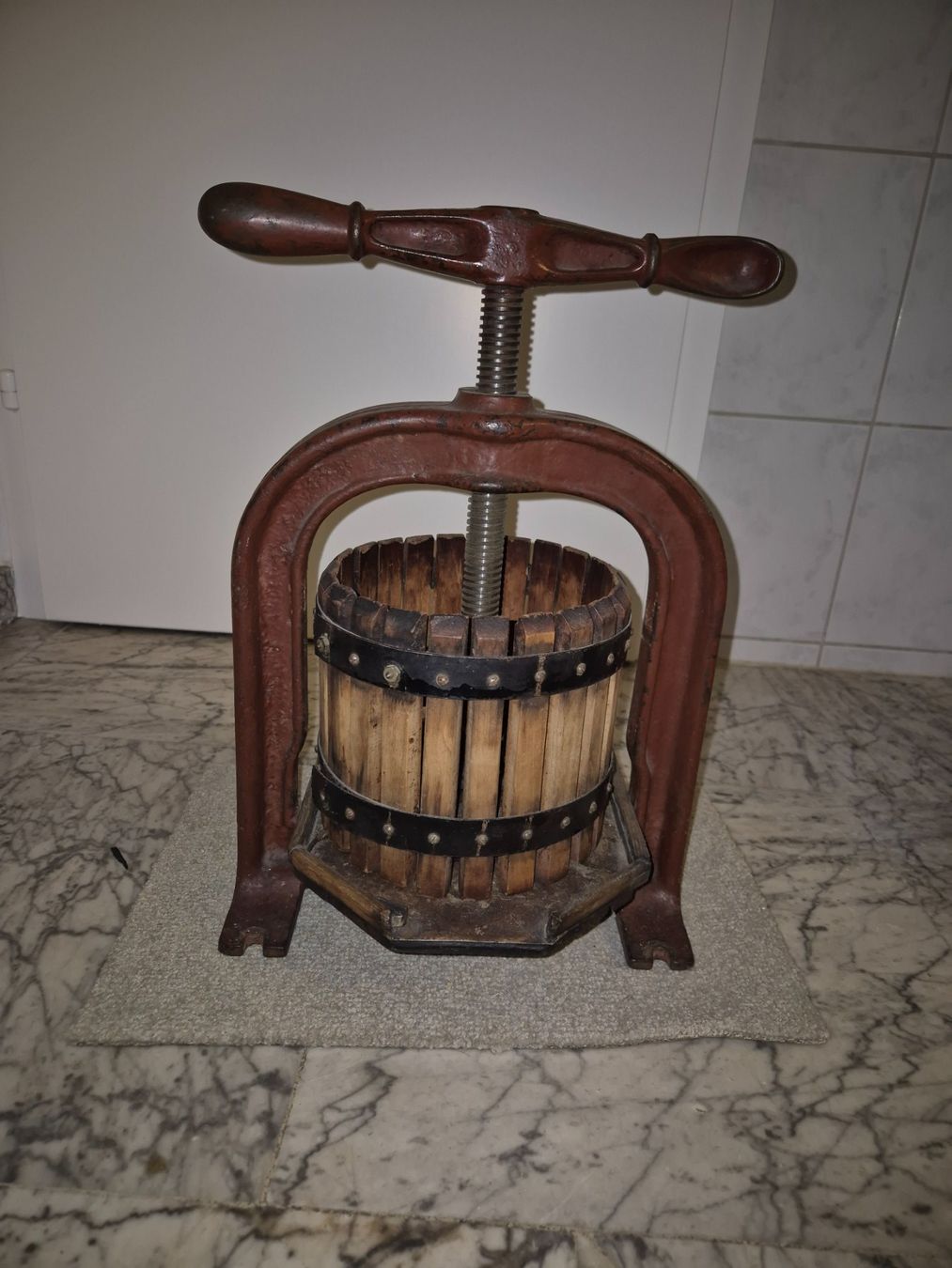 Tutte le decorazioni: Traubenpresse, antik – Usato da Speicher venduto da joreim
