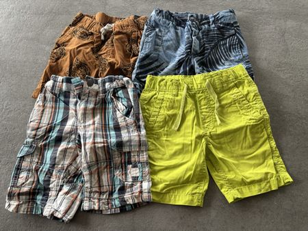 4x shorts taille 98cm