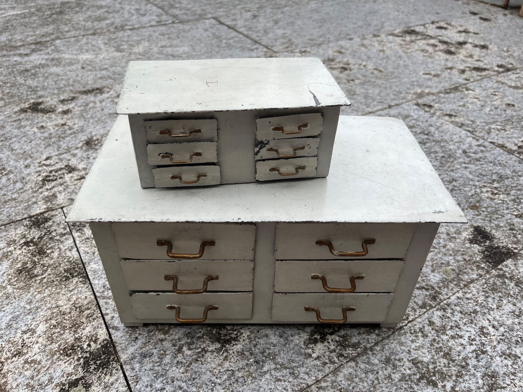 Cassettiere: Schubladenmöbel Antik Klein Metall Kunst – Usato da Bottmingen venduto da Puffsack