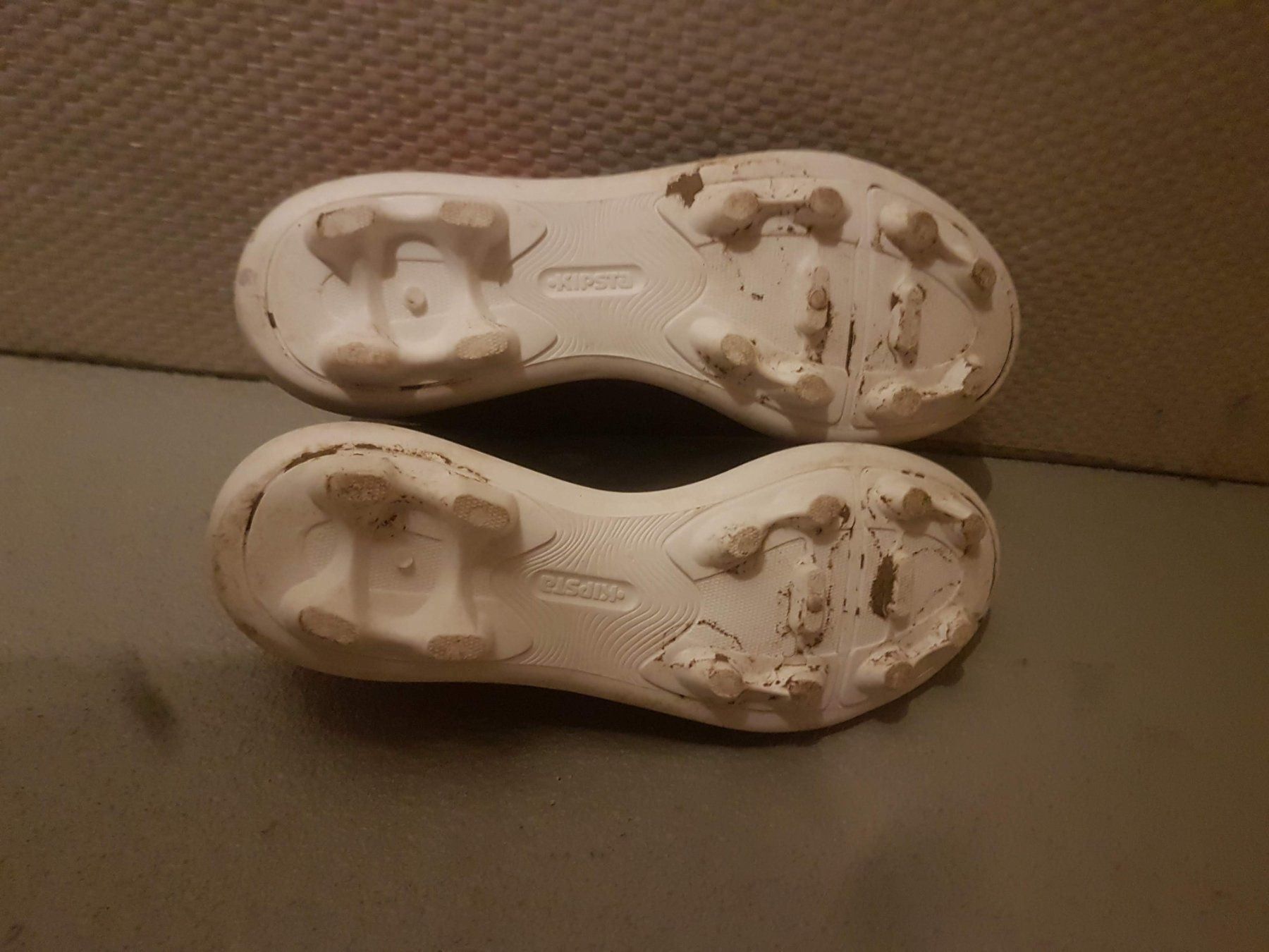 Scarpe per ragazzi: Chaussure de foot  - Decathlon - 30 – Usato da Zürich venduto da heldc 1
