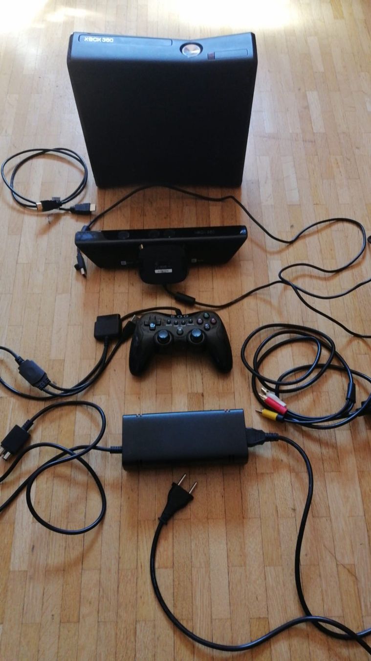 Microsoft Console: Xbox 360 + Kinect, manette compatible, kit conduite, 21jeux – Usato da Genève venduto da tremmetri