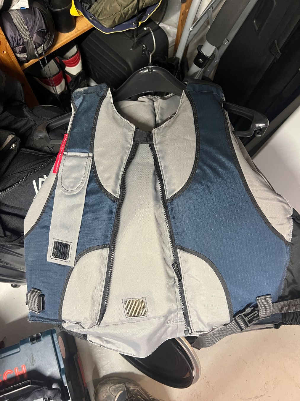Schwimmwesten: Lot Surfstuff 2 Schwimmwesten und ein langarmshirt – Gebraucht aus Egg b. Zürich von SwissTradingAgency 1