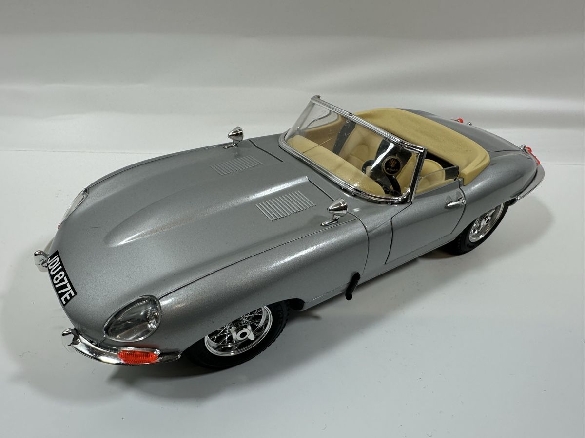 Bburago Modellini d'auto: 1961 Jagaur E Type Cabriolet 1:18, silbrig, BBURAGO – Usato da Zofingen venduto da rf9_x2xt 1