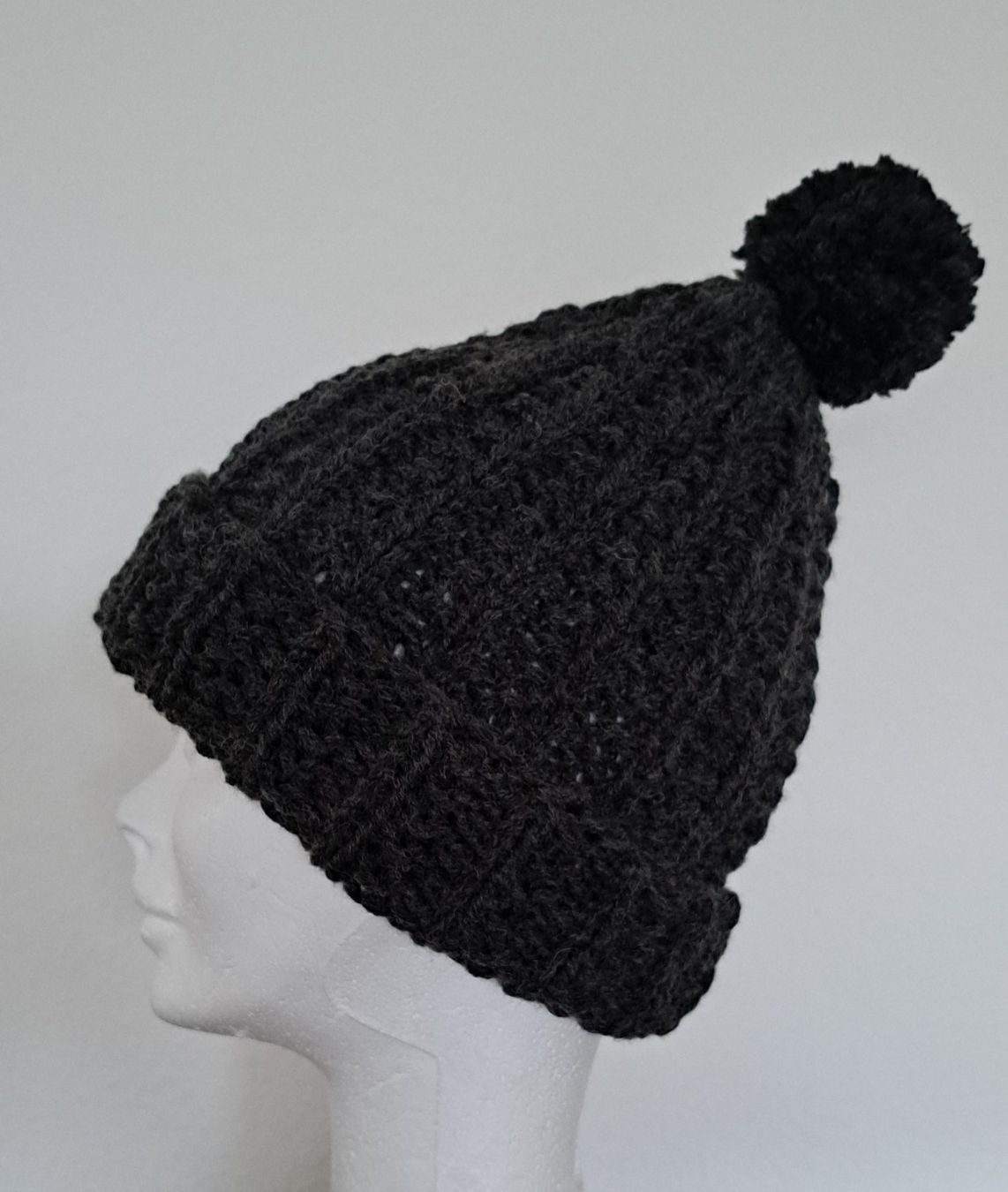 Hüte, Mützen & Caps: Handgestrickte Mütze _5 im Reliefmuster mit oder ohne Pompon – Neu und originalverpackt aus Romanshorn von Octa27 4