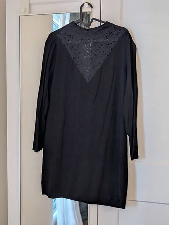 Kleid mit Spitzendekolleté