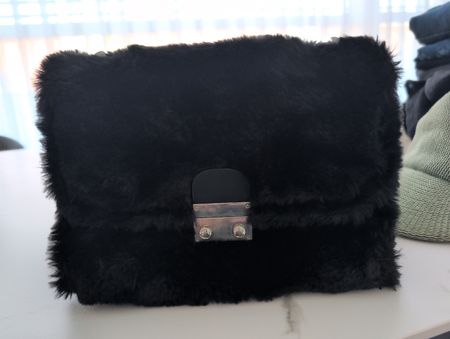 Handtasche schwarz Kunstfell mit Kette guter  Zustand 