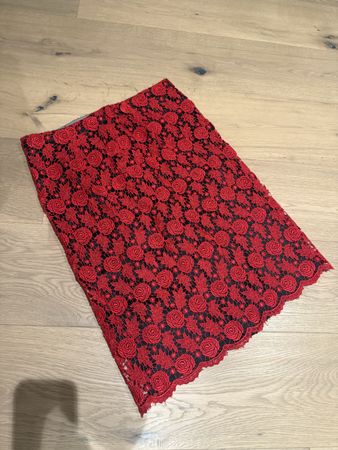 Roter Spitzenrock mit Rosenmuster, ideal für den Sommer!