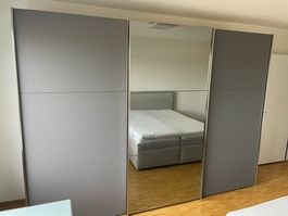 Schwebetürenschrank mit Spiegel und Beleuchtung, ca. 300cm