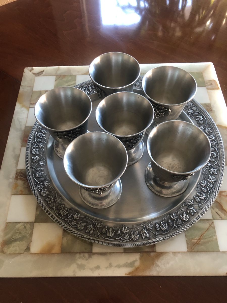 Set di piatti: 6 Zinnbecher mit Tablett, Vintage – Usato da Sissach venduto da Belami 1
