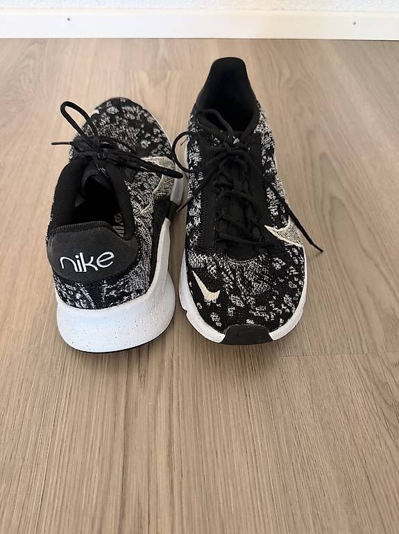 Nike Scarpe da uomo: Nike Sneaker Gr. 44  Schwarz/Weiß – Usato da Wallisellen venduto da bid_sbr9 2