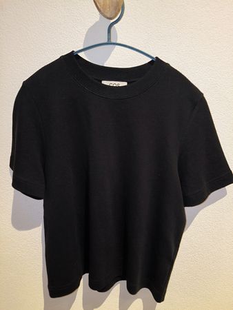 COS Basic T-Shirt Schwarz – Damen, S