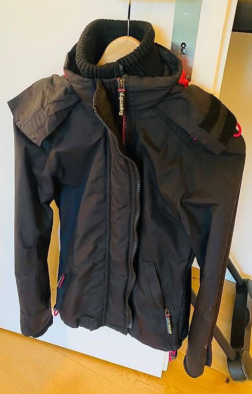 Superdry Jacken: Superdry Windjacke schwarz zu verkaufen – Gebraucht aus Hinwil von Cookie_B 1