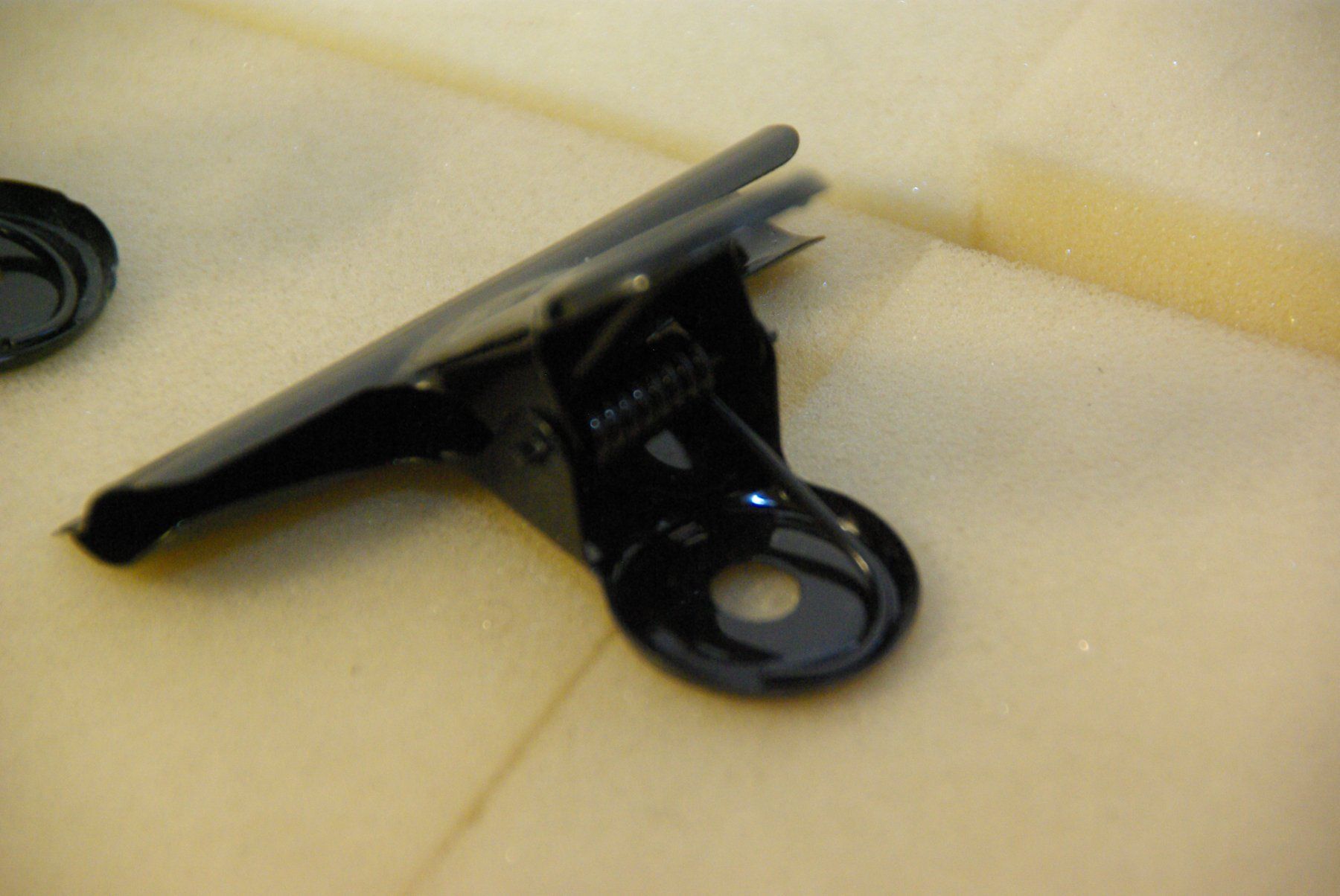 Altri mobili per ufficio: 2x grosse Metall Klammer, schwarz – Nuovo (secondo la descrizione) da Herisau venduto da Cevianer1844 2