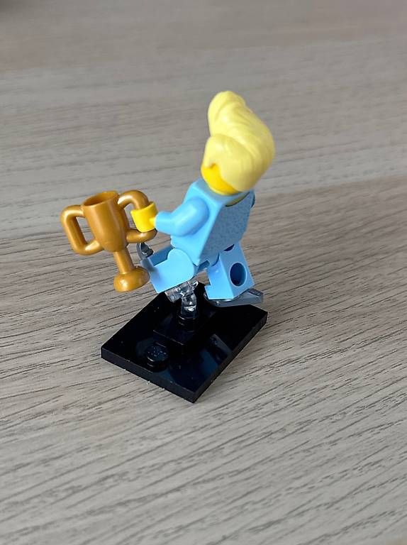 Lego Statuette: Lego Minifigur Eisläufer Neu – Nuovo (secondo la descrizione) da Neuhausen am Rheinfall venduto da mic_m9bp 1