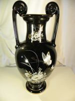 Henkelvase mit Blumen-Schmetterling-Dekor