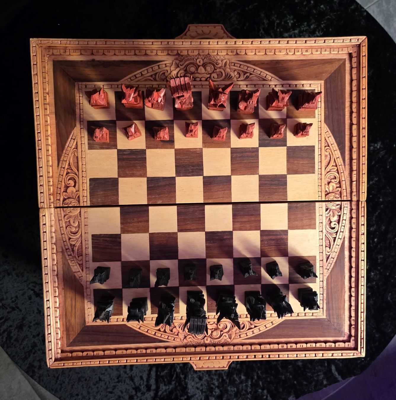 Giochi: Schönes Schachbrett aus Holz, handgeschnitzt & Backgammon – Nuovo (secondo la descrizione) da Rheinsulz venduto da Dred 2