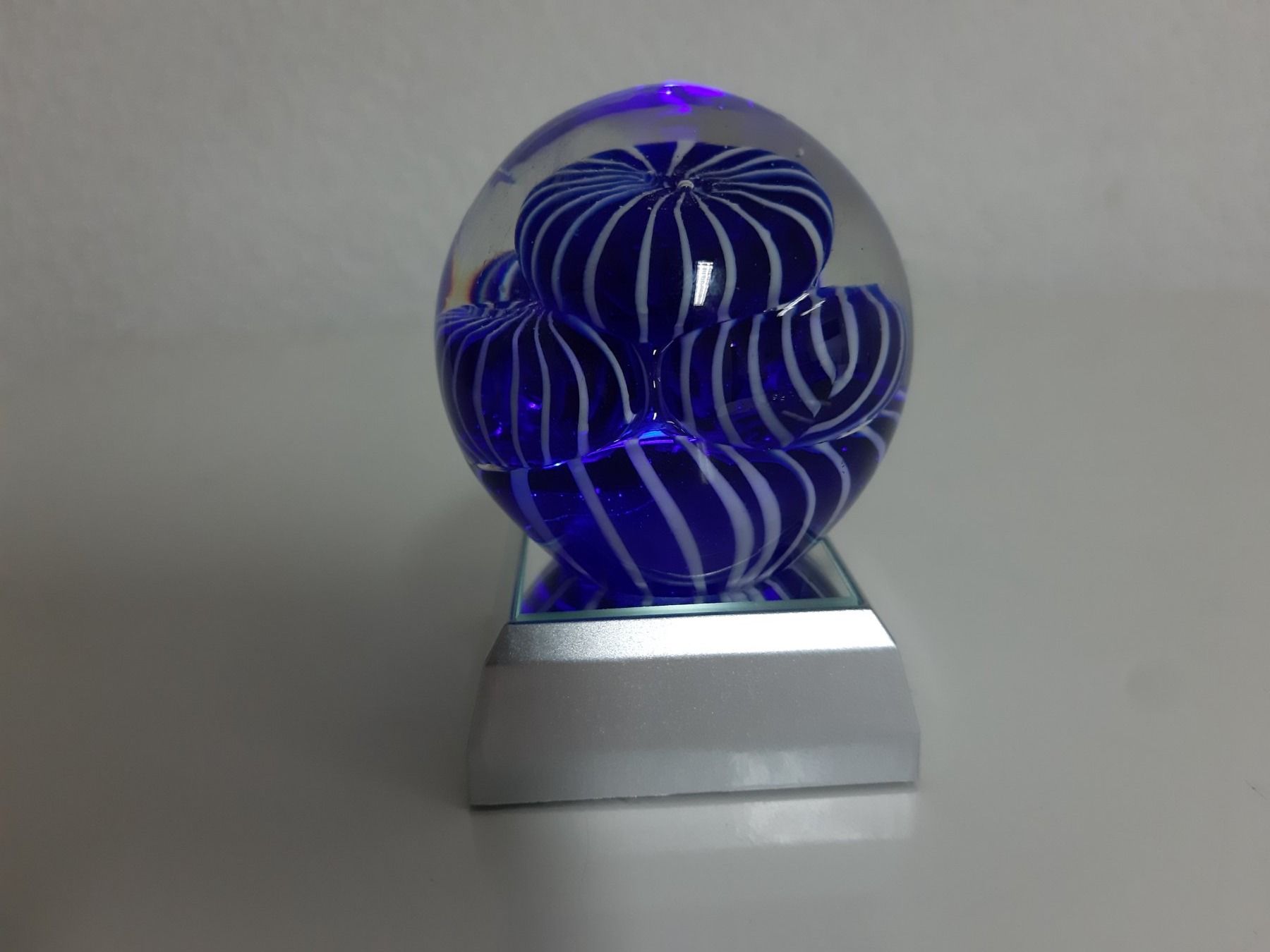 Tutte le decorazioni: Glas Kugel mit LED Sockel 7cm neu – Nuovo e nell'imballaggio originale da Urtenen-Schönbühl venduto da Kronengold