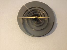 Wanduhr aus Chromstahl
