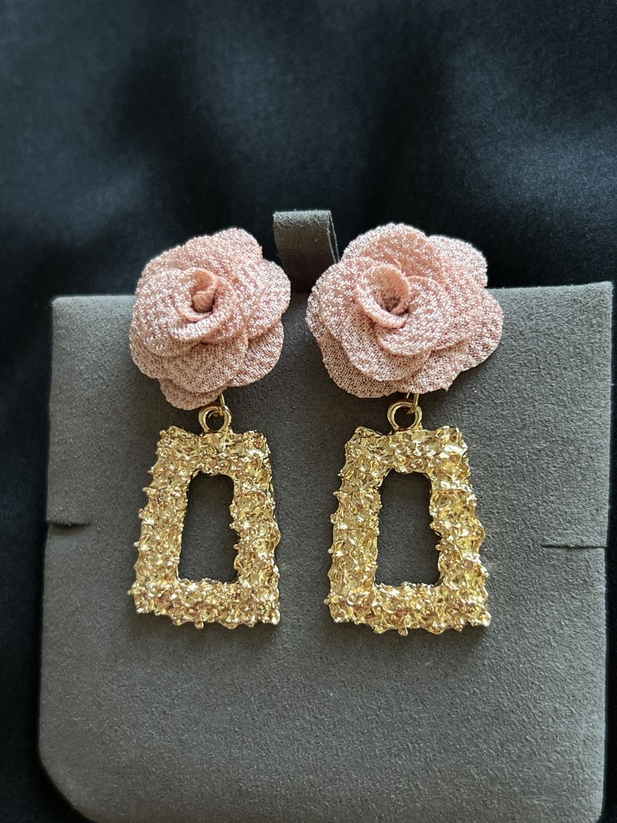 Ohrringe & -stecker: Ohrringe mit Rosen-Motiv – Gebraucht aus Menzingen von nas_6ncr