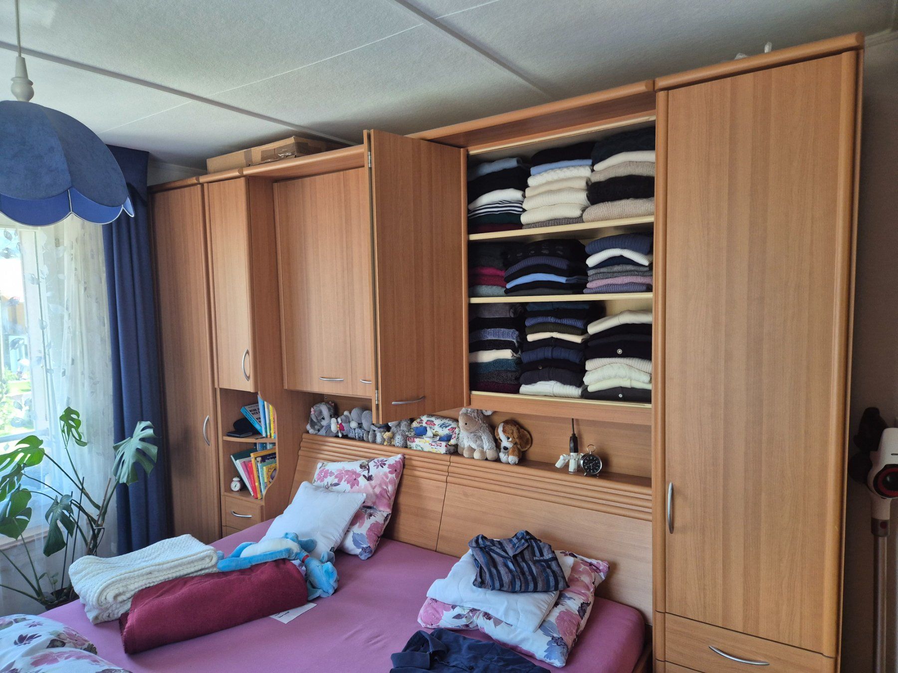 Betten: Schlafzimmermöbel, Schrank, Bett – Gebraucht aus Unterseen von Kau99
