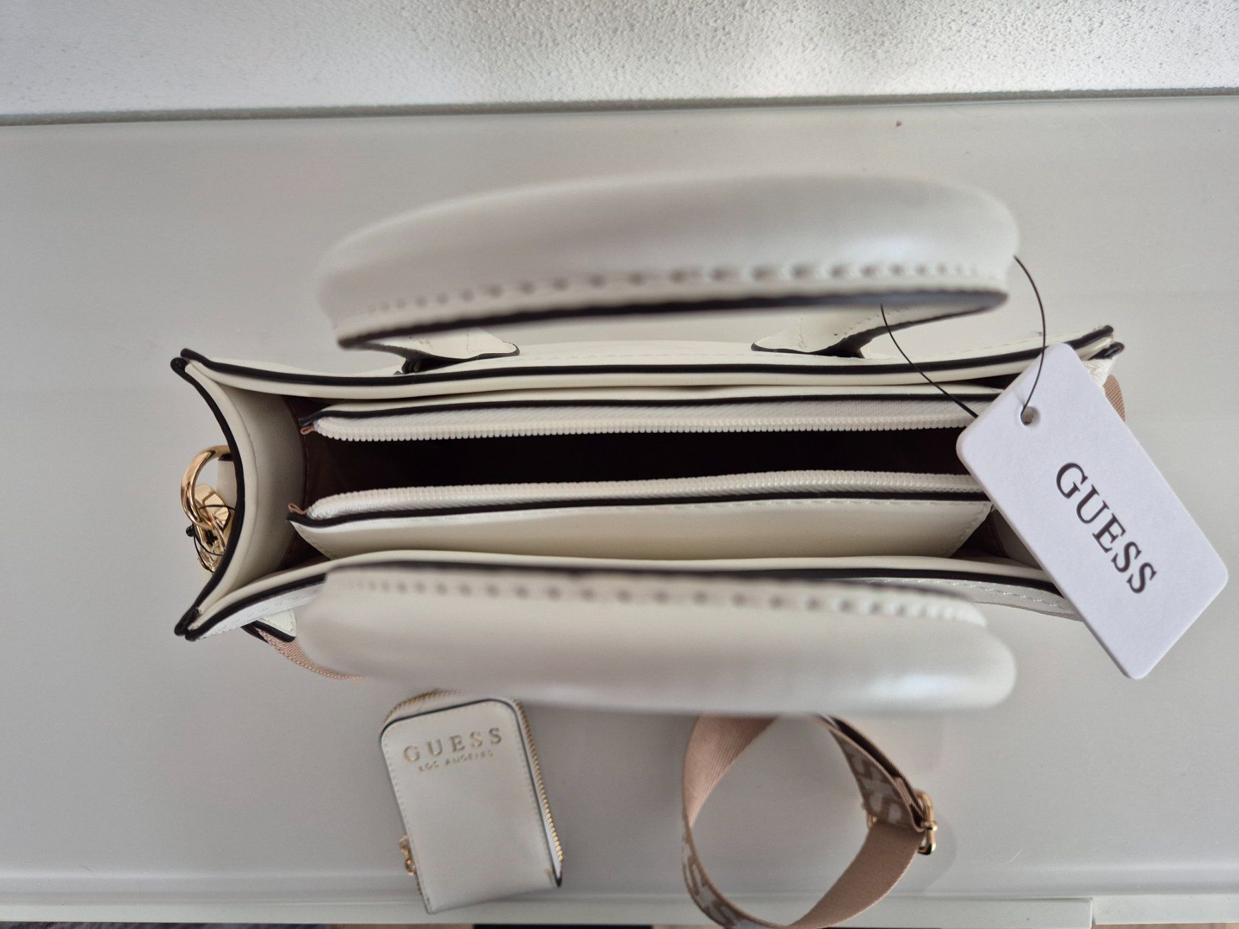 Guess Borse da donna: Neue, originale Guess Tasche Caracara in cremé – Nuovo e nell'imballaggio originale da Hägendorf venduto da Saskia0 5