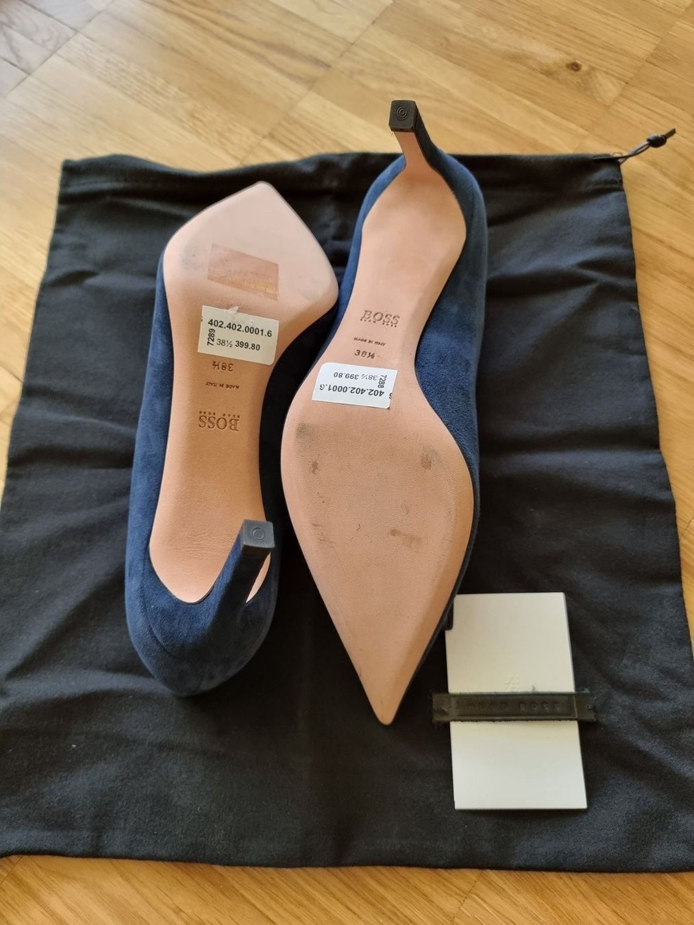 Hugo Boss Damenschuhe: Hugo Boss Pump Wildleder Dunkelblau 38.5 – Neu und originalverpackt aus Brüttisellen von Begoran 2