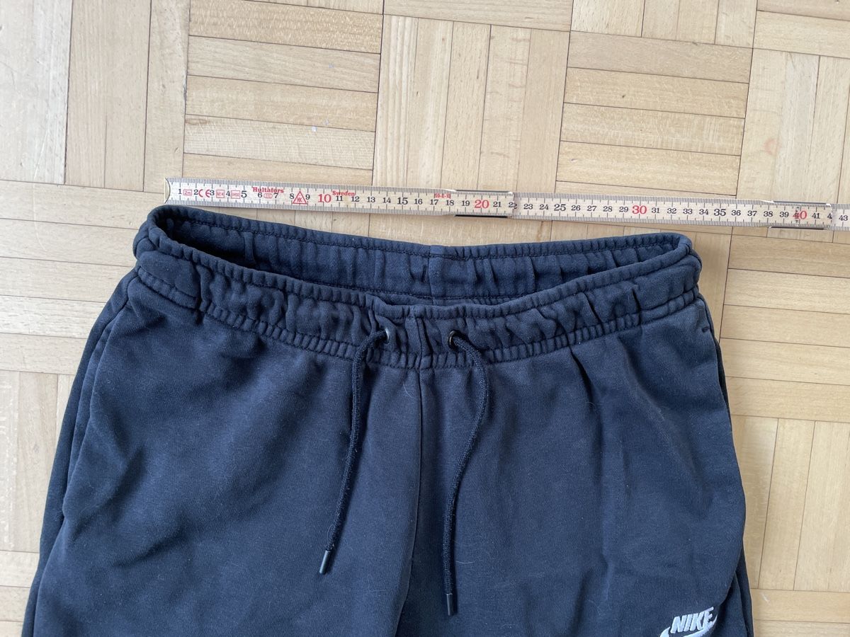 Nike Pantaloni: Nike Jogginghose Grösse S mit kleinem Makel – Usato da Basel venduto da pilzliii 1