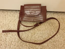 Sac à bandoulière bordeaux motif croco, neuf,17x10x3cm