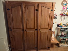 Kleiderschrank Massivholz Kiefer 3-türig gut erhalten