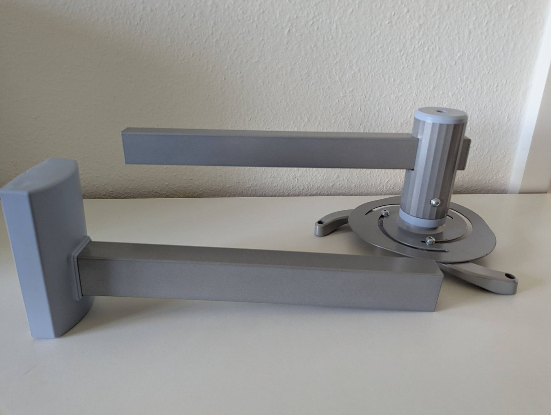 Supporti a parete: Universal Beamer-Wandhalterung / Projektor-Halterung Silber – Usato da Zürich venduto da eflohmi 4